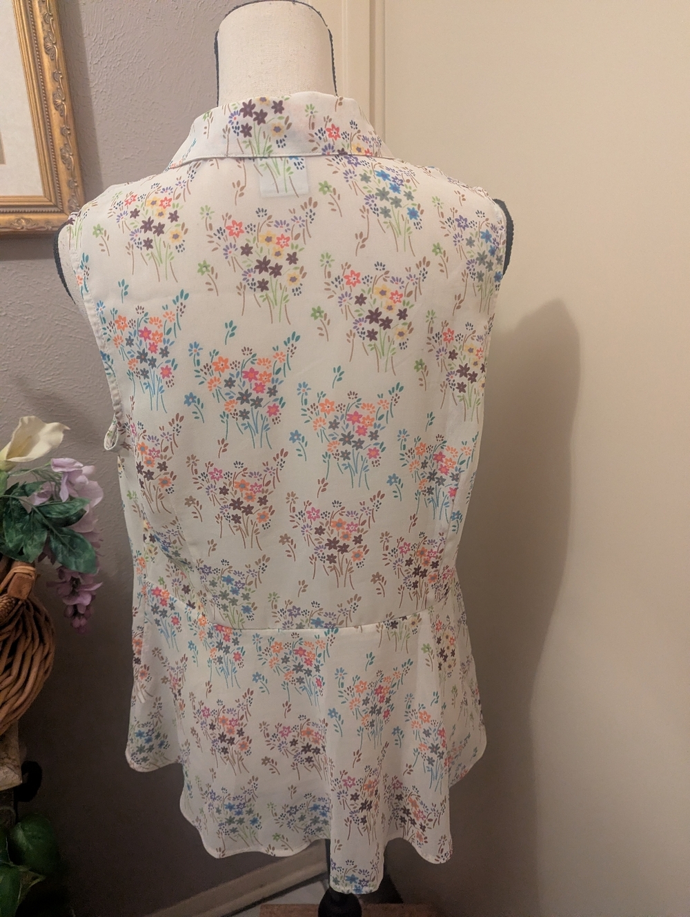 CAbi sleeveless Floral Collared Women’s Top - Ivory - Picture 2 of 5